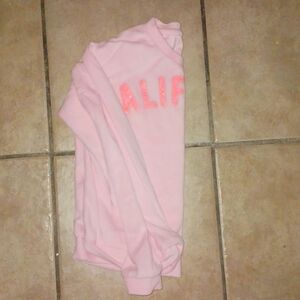 Light oinght sweatshirt that say California